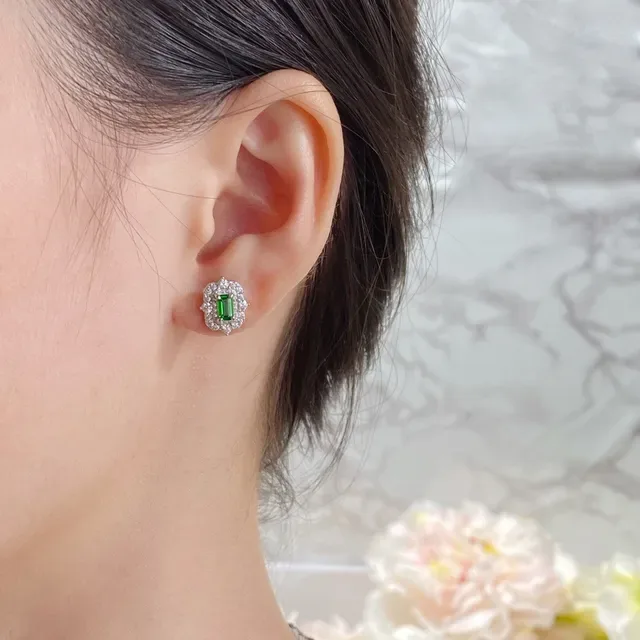 Tiffany & Co. Boucles d'oreilles studs gemme verte coupe émeraude pavé halo 9