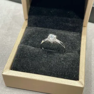 Tiffany & Co. Tiffany Setting गोल ब्रिलियन्ट-कट सोलिटेयर रिंग