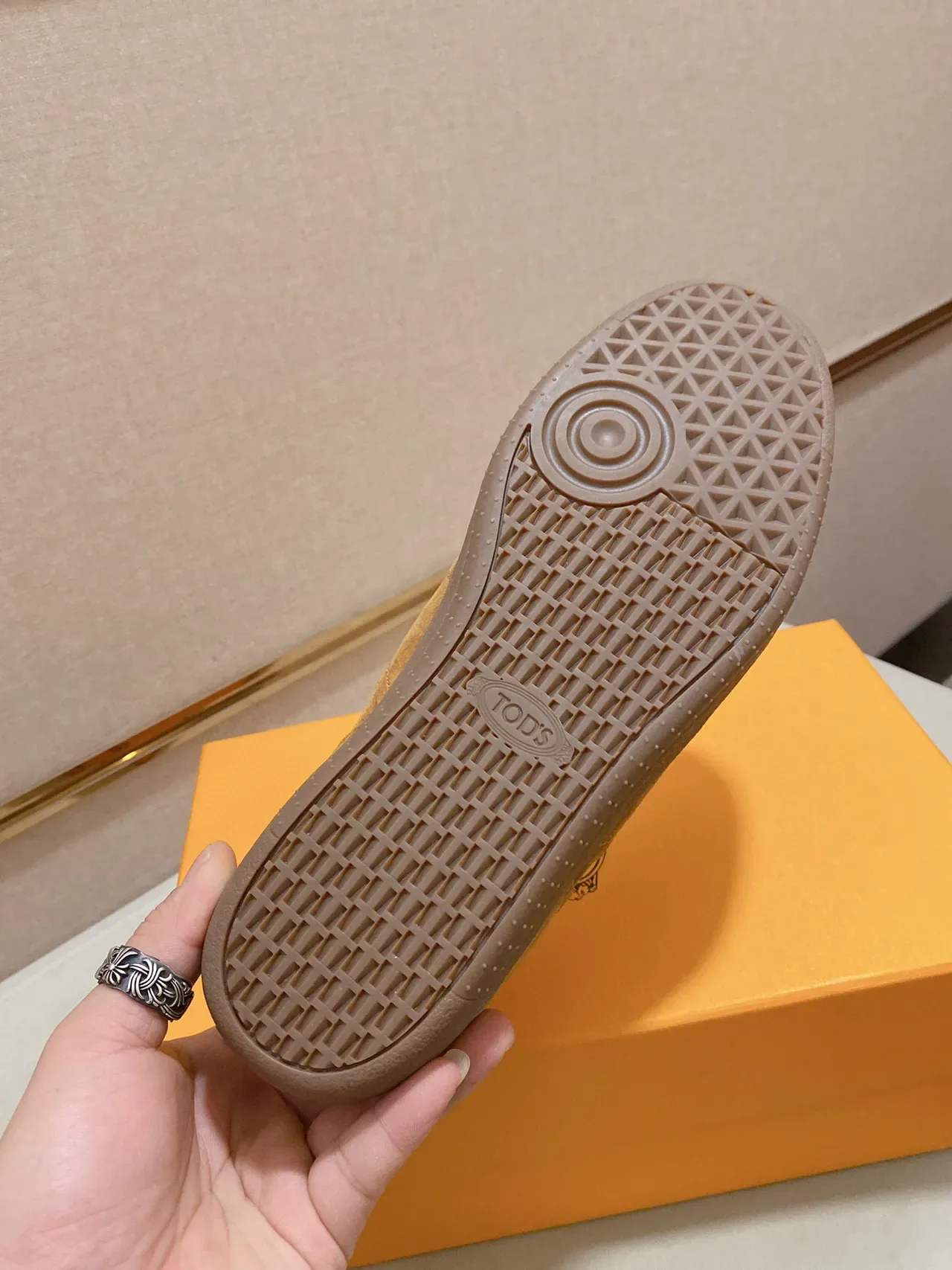 Tod's Gommino Sneakers Lifestyle Marron Beige Daim Low-Top 2