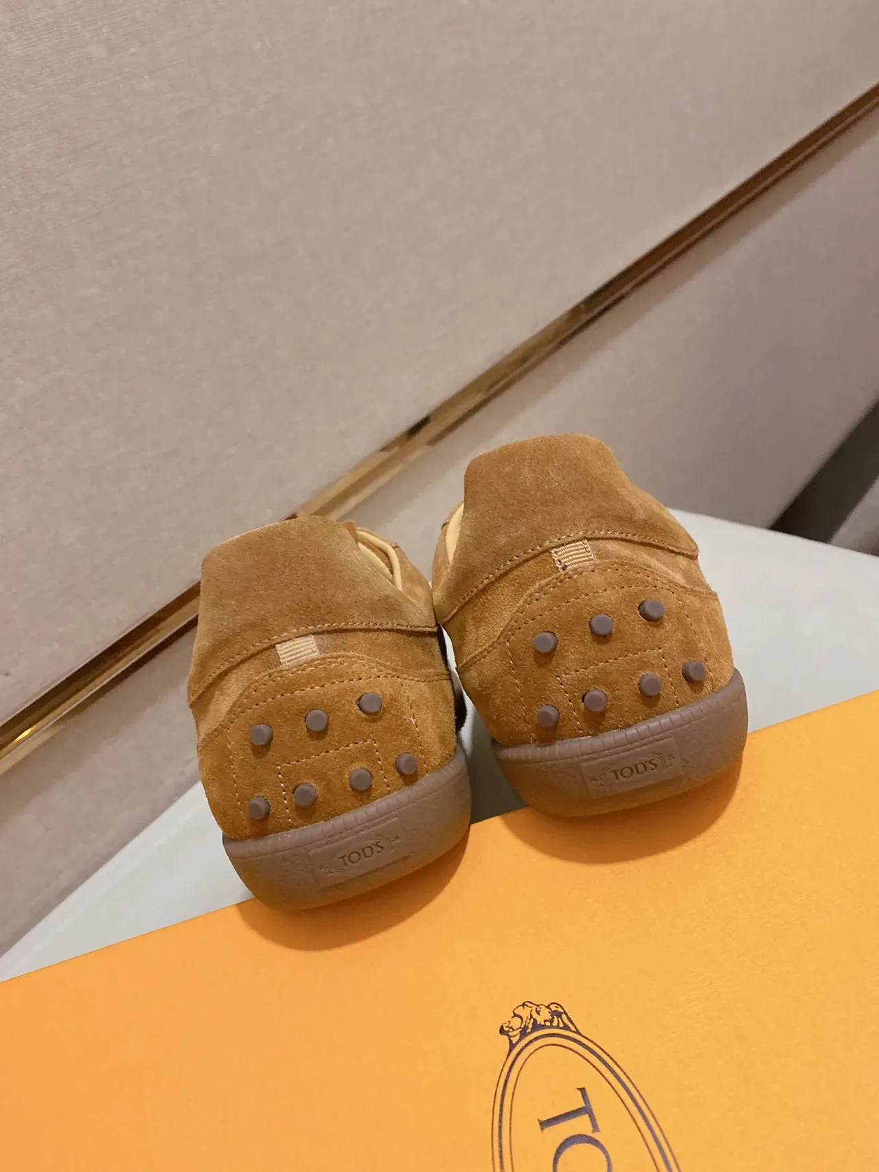 Tod's Gommino Sneakers Lifestyle Marron Beige Daim Low-Top 3
