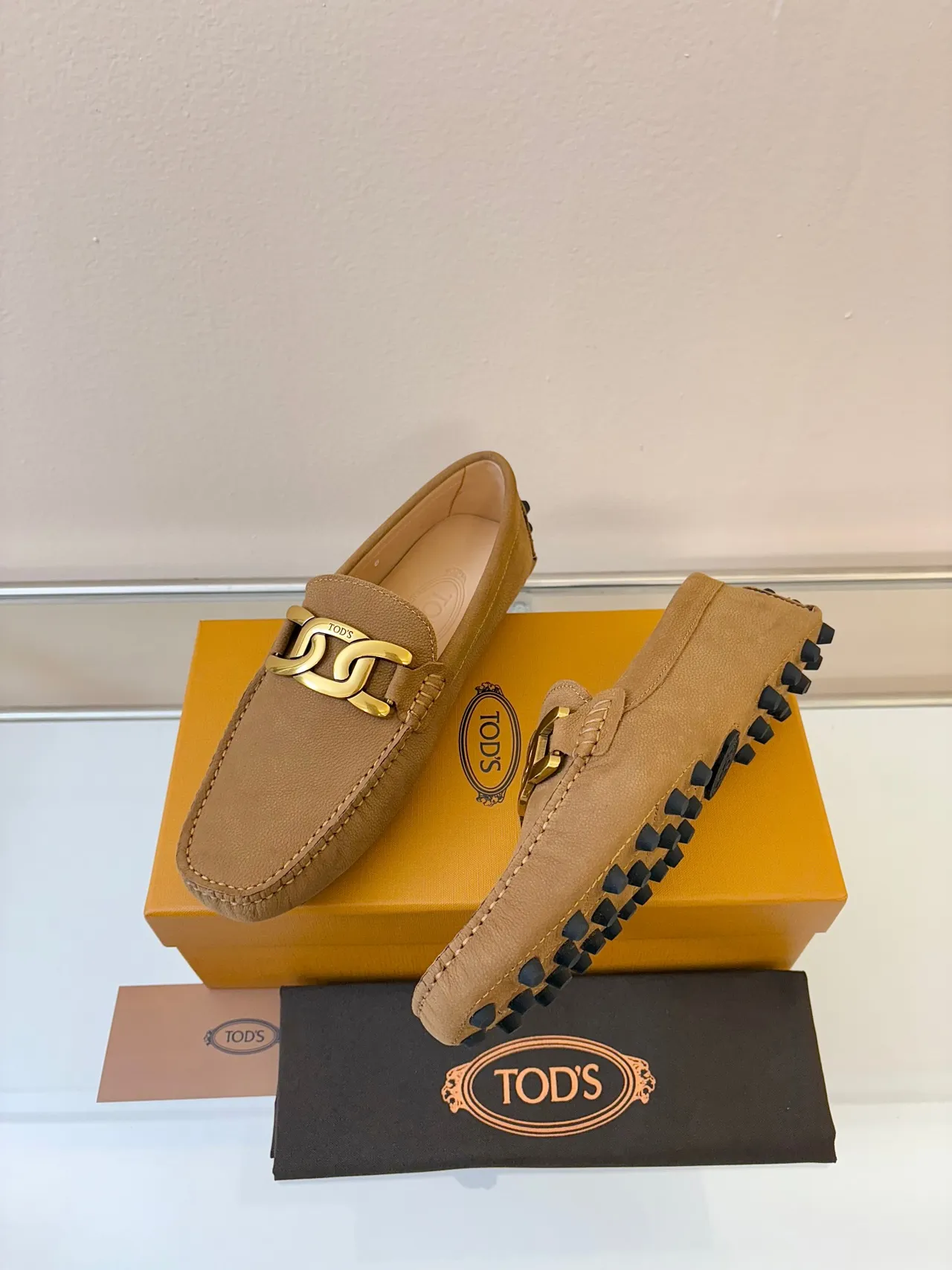 Mocassins Tod's Gommino de couro tan com textura pebbled e fivela de corrente de ouro 2