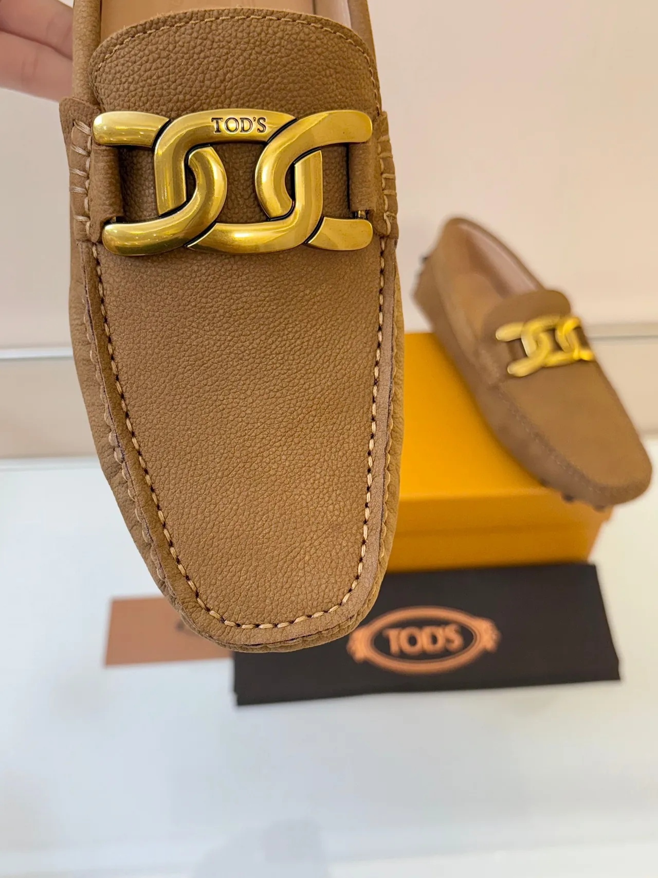 Mocassins Tod's Gommino de couro tan com textura pebbled e fivela de corrente de ouro 3