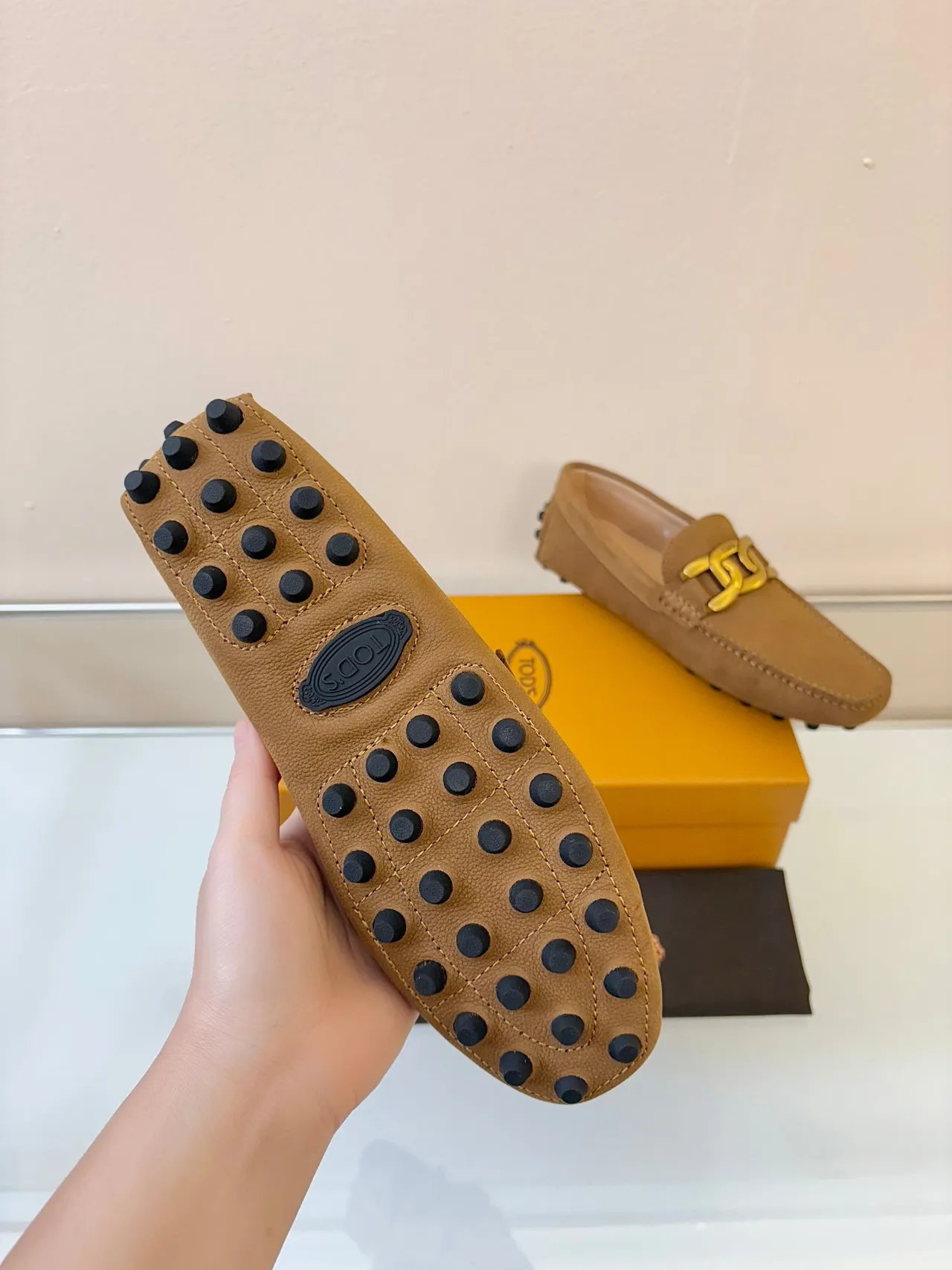 Mocassins Tod's Gommino de couro tan com textura pebbled e fivela de corrente de ouro 5