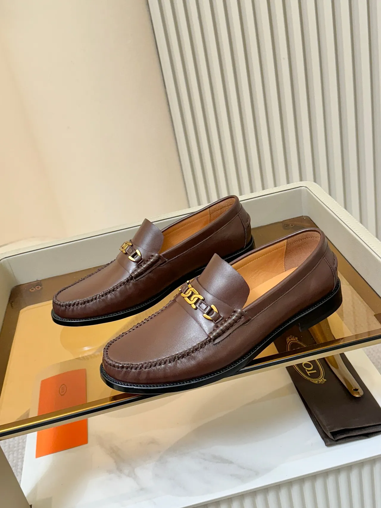 Tod's Horsebit Loafer भूरा सोने का चमकदार चमड़े का बकल लूफर 4