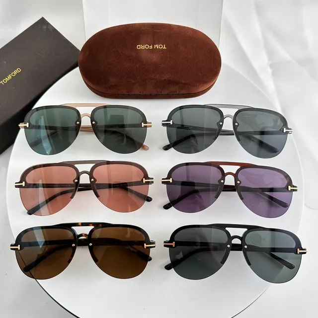 Tom Ford Double-Bar Temple Gafas de sol con temple negro y dorado con inlay metálico 3