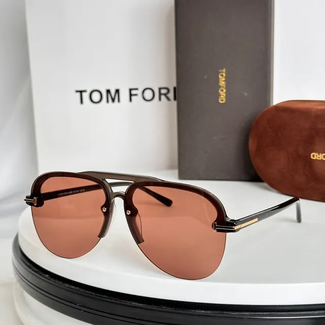 Tom Ford Double-Bar Temple Gafas de sol con temple negro y dorado con inlay metálico 5