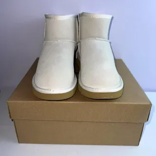 UGG बेज ब्राउन छोटी टखनी ट्विन स्टिच सीम बर्फ जूते