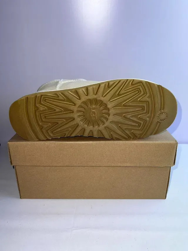 UGG 米棕色 短踝 双针缝 雪靴 2