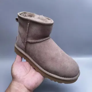 UGG बेज ब्राउन स्यूड ऊपरी शियरलिंग लाइनड कफ स्नो बूट