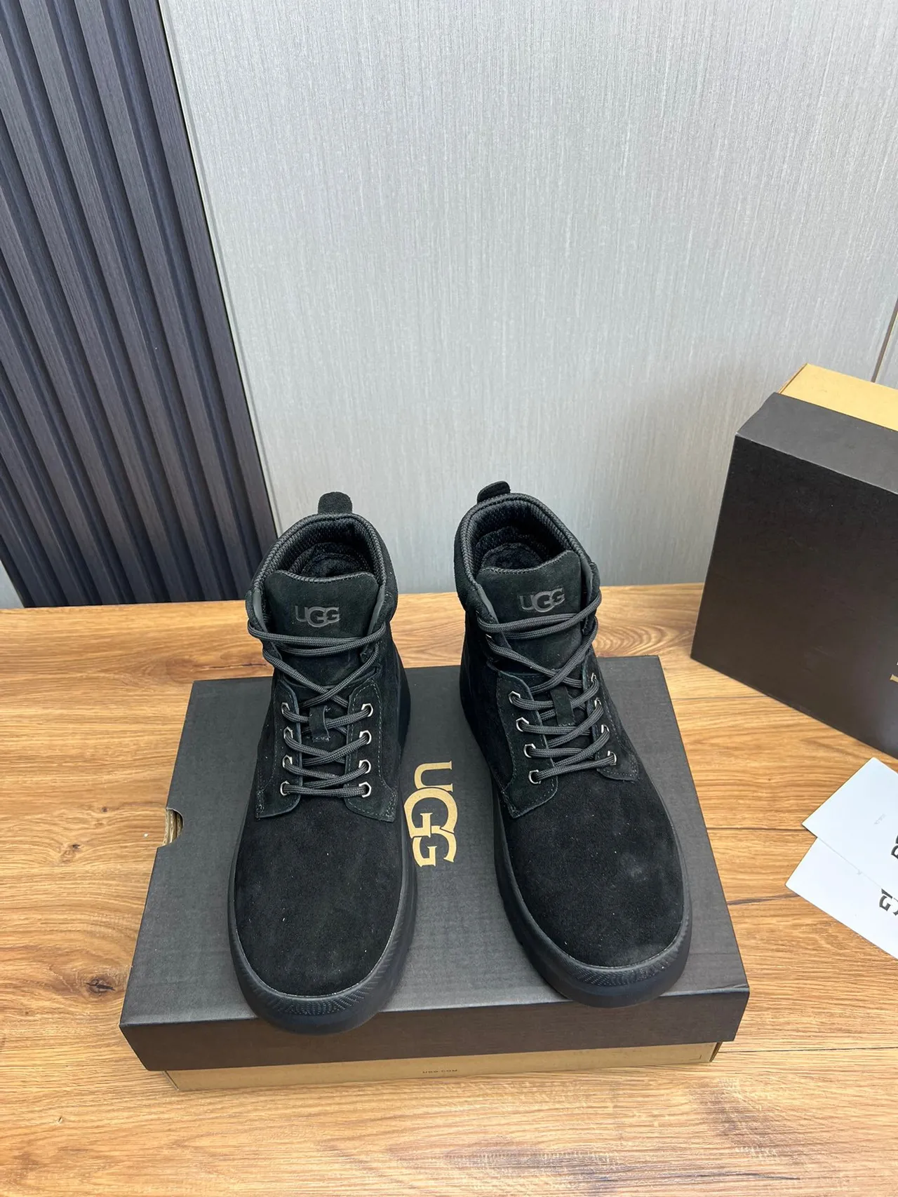 UGG কালো সুয়েড উপর লেস-আপ ওয়ার্ক বুটস 2
