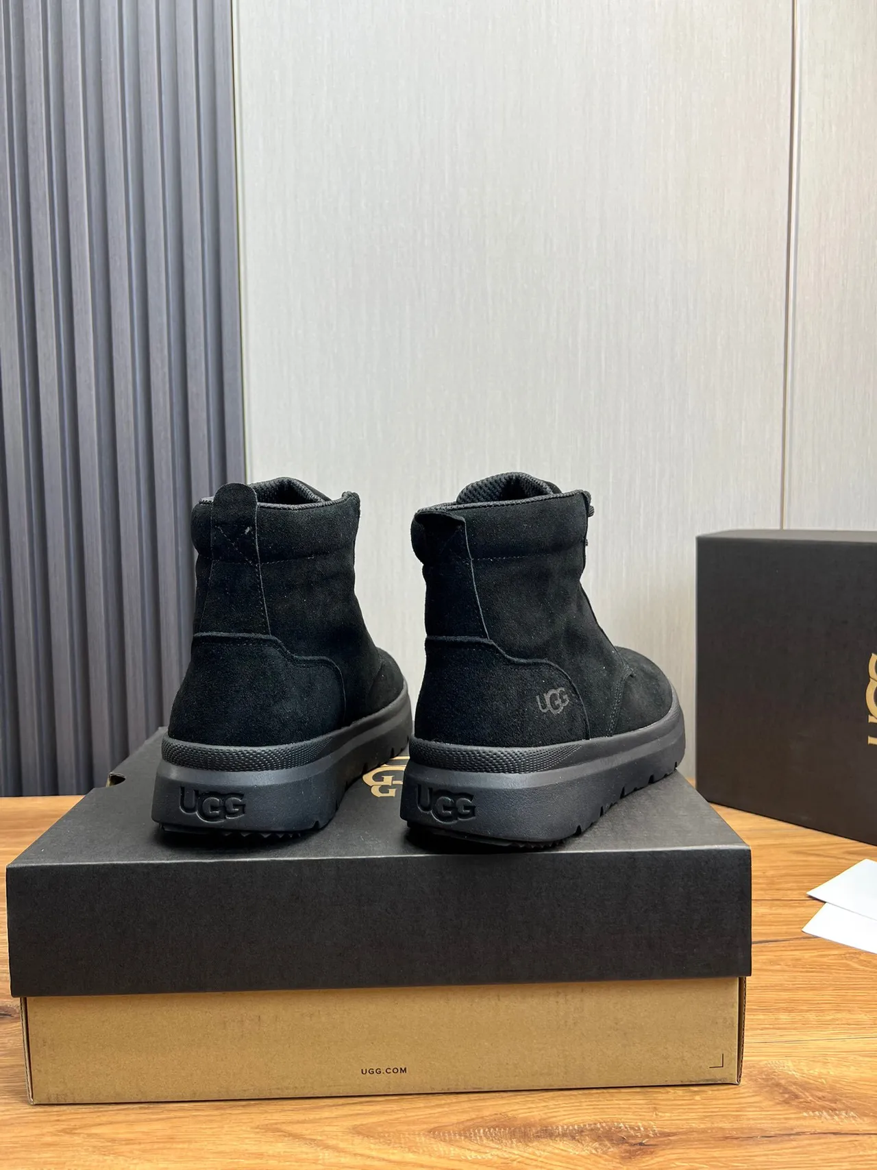UGG কালো সুয়েড উপর লেস-আপ ওয়ার্ক বুটস 4