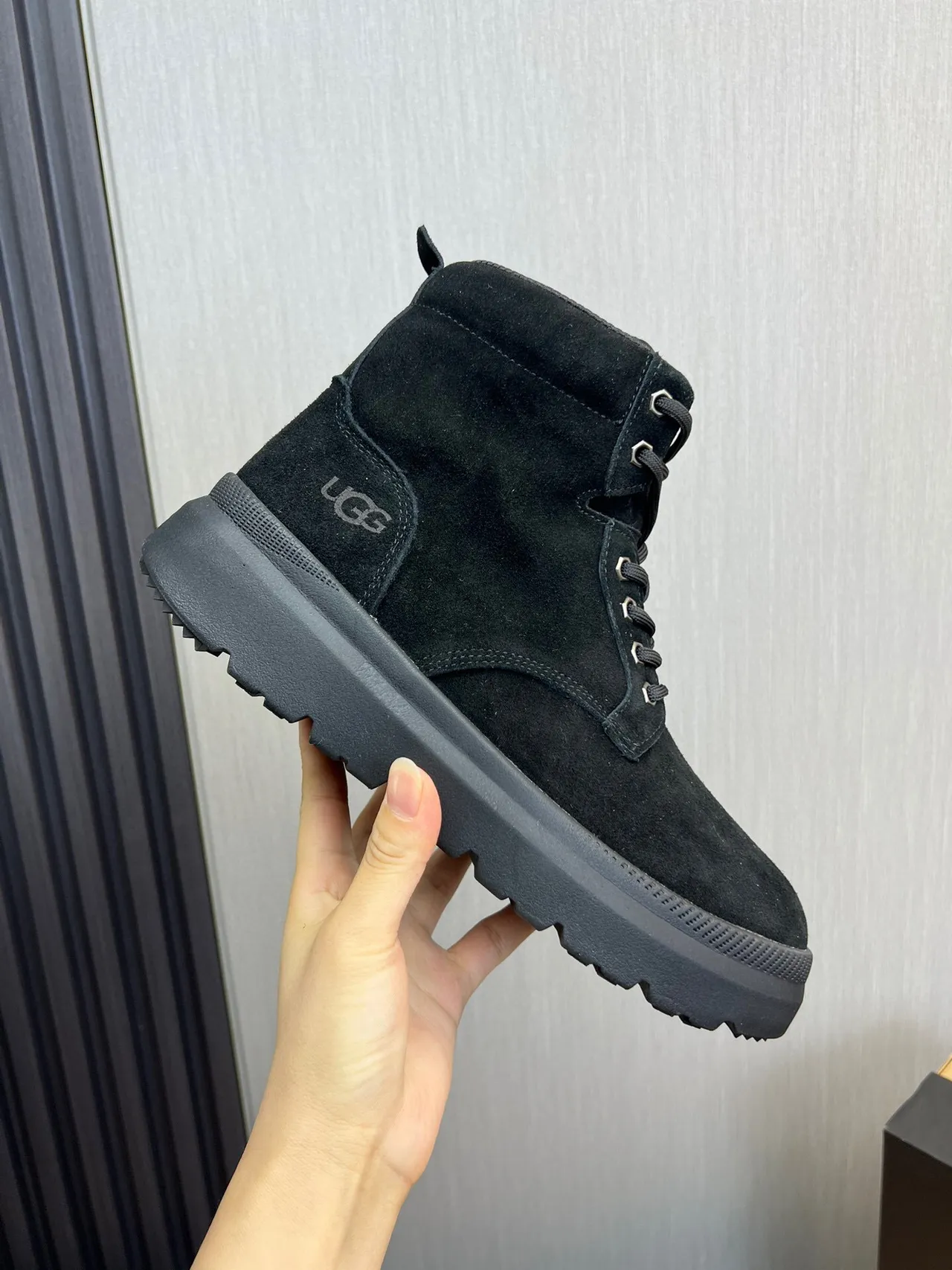 UGG কালো সুয়েড উপর লেস-আপ ওয়ার্ক বুটস 5