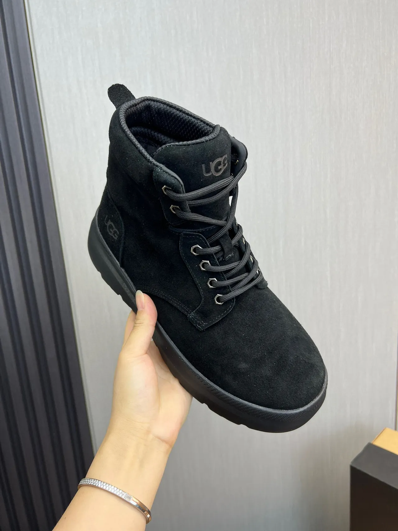 UGG কালো সুয়েড উপর লেস-আপ ওয়ার্ক বুটস 6