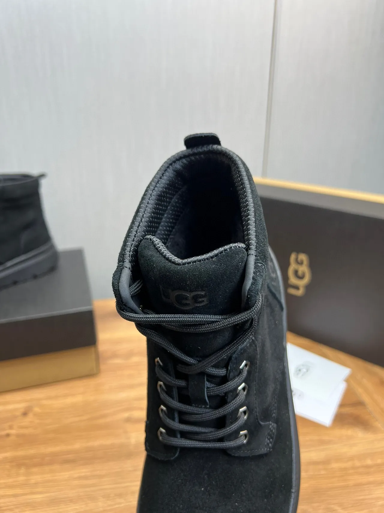 UGG কালো সুয়েড উপর লেস-আপ ওয়ার্ক বুটস 7