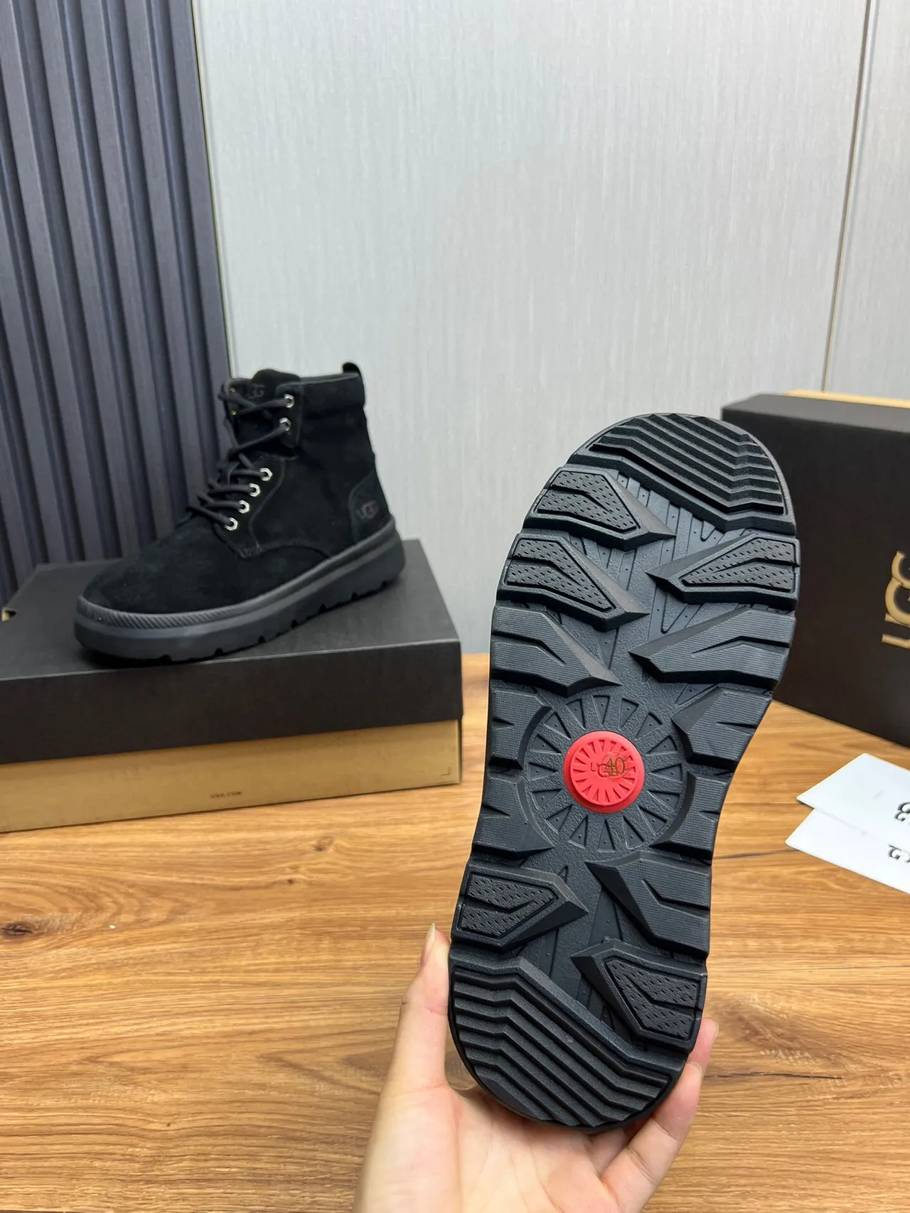 UGG কালো সুয়েড উপর লেস-আপ ওয়ার্ক বুটস 8