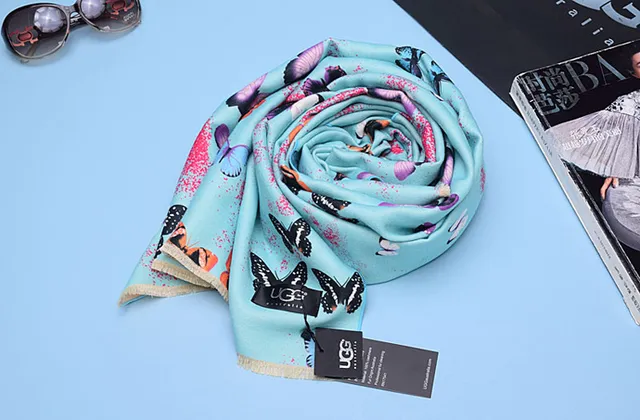 UGG Bufanda de Seda con Estampado de Mariposas y Flecos 2