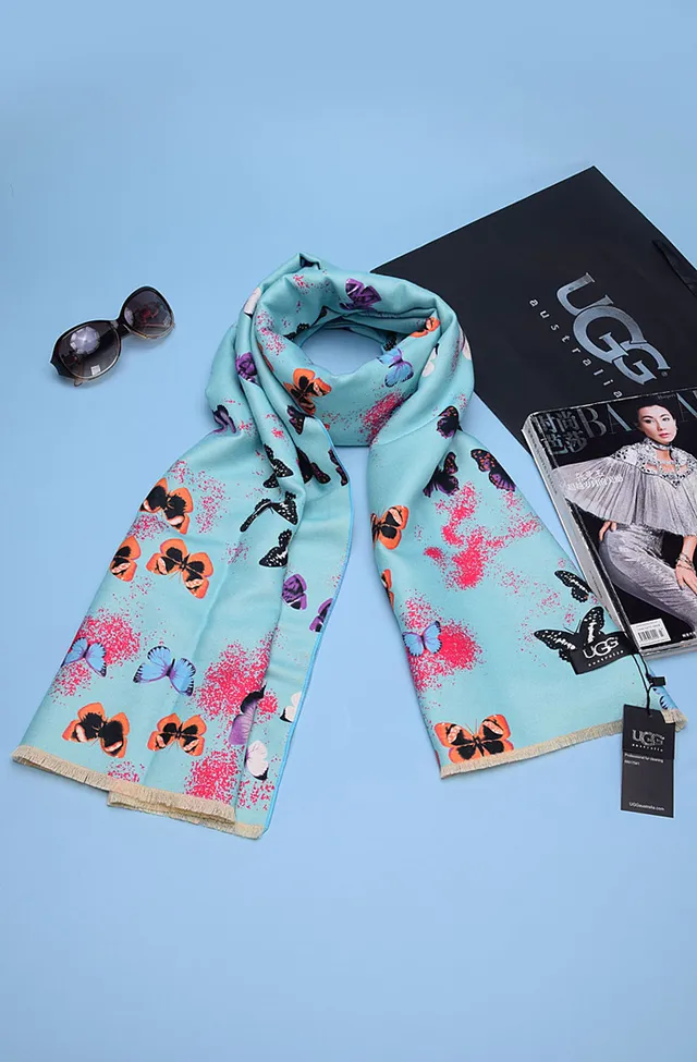 UGG Bufanda de Seda con Estampado de Mariposas y Flecos 3