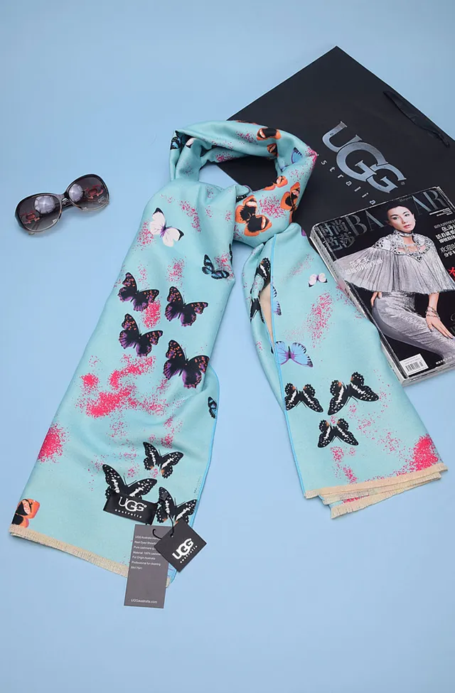 UGG Bufanda de Seda con Estampado de Mariposas y Flecos 5