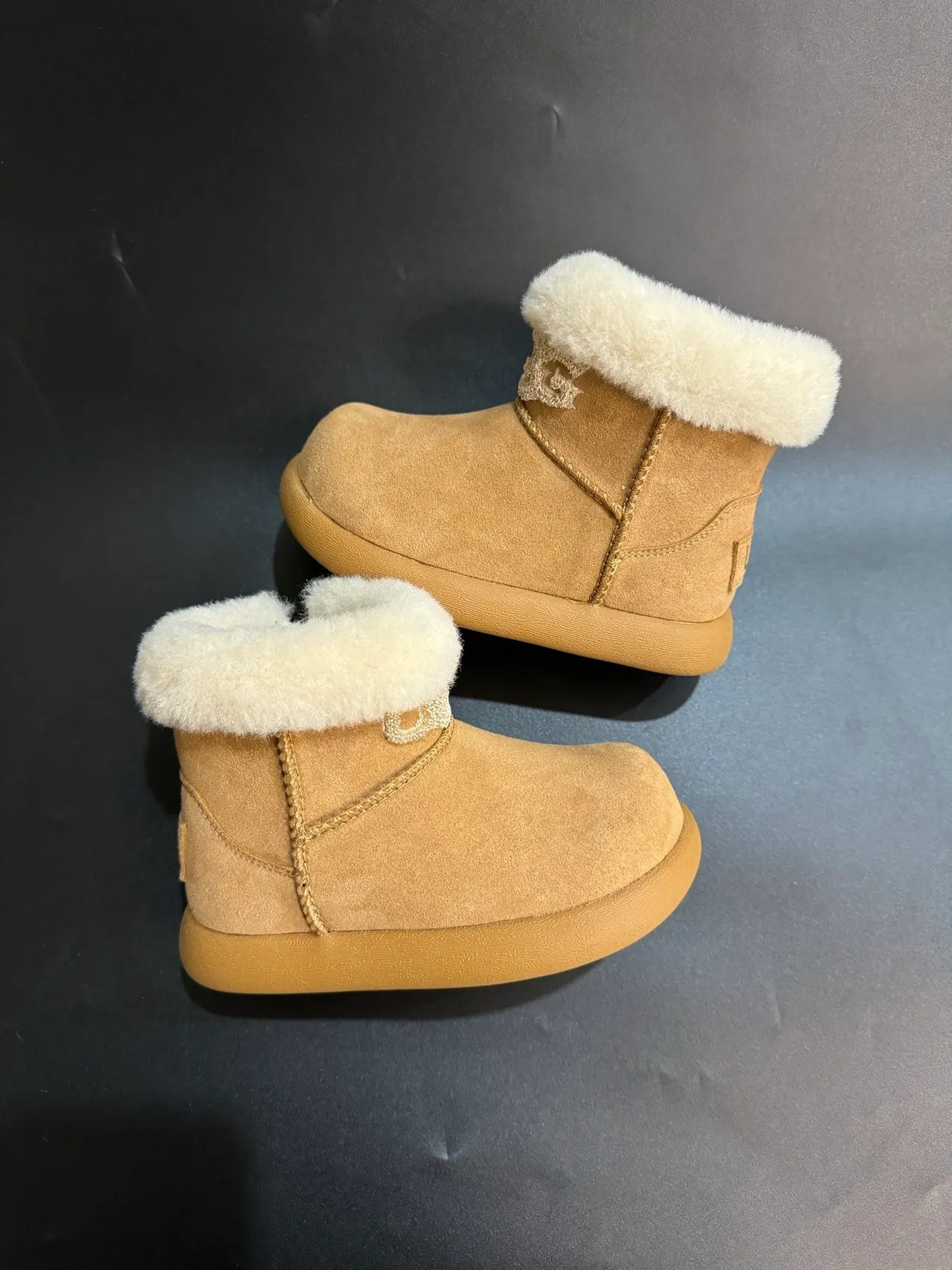 UGG Classic Mini 米色麂皮羊毛护腿雪靴 14