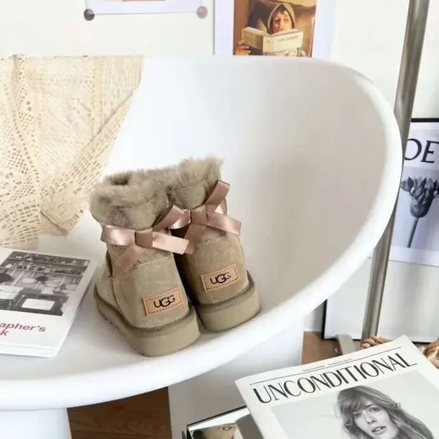 Botines de neige UGG Classic Mini Beige suède doublées en shearling 2