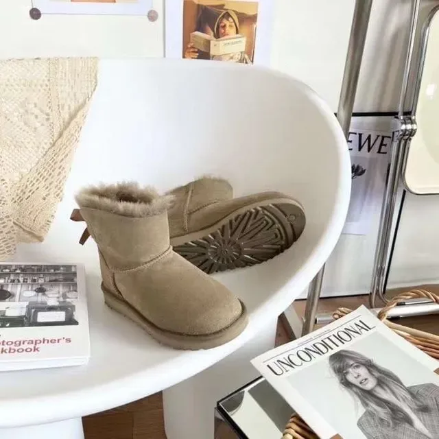 Botines de neige UGG Classic Mini Beige suède doublées en shearling 3