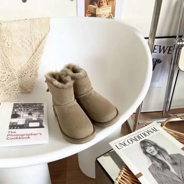 Botines de neige UGG Classic Mini Beige suède doublées en shearling 4