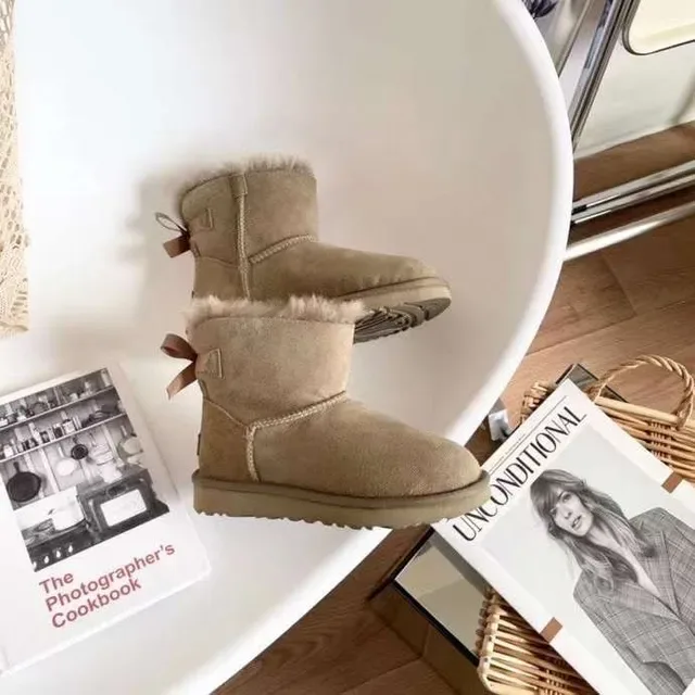 Botines de neige UGG Classic Mini Beige suède doublées en shearling 5