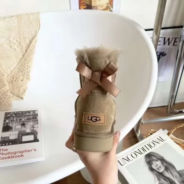Botines de neige UGG Classic Mini Beige suède doublées en shearling 6