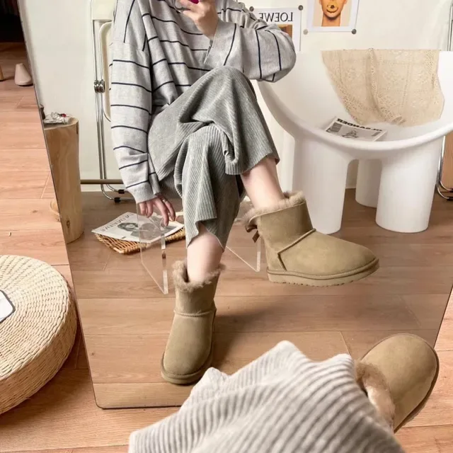 Botines de neige UGG Classic Mini Beige suède doublées en shearling 7