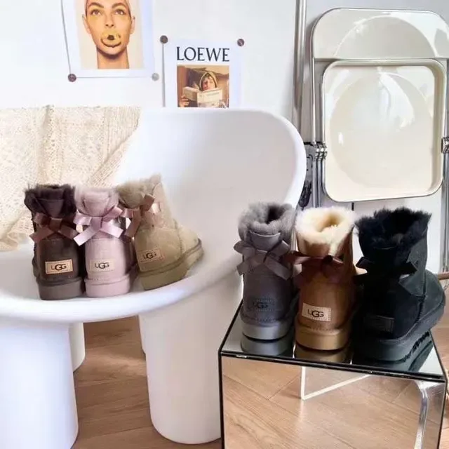 Botines de neige UGG Classic Mini Beige suède doublées en shearling 9