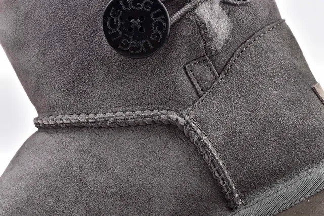 UGG Classic Mini Button 炭灰色雪靴 4