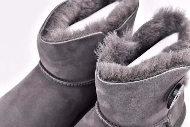 UGG Classic Mini Button 炭灰色雪靴 11