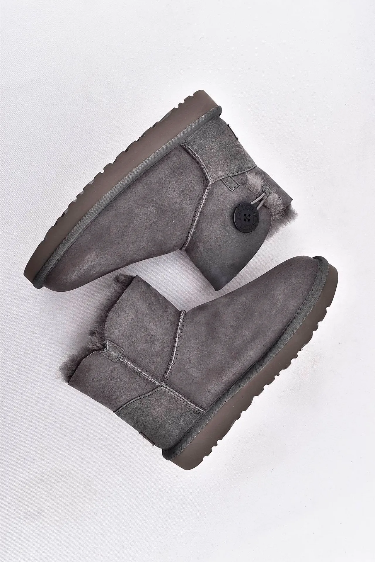 UGG Classic Mini Button 炭灰色雪靴 14