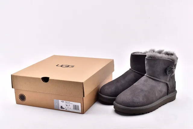 UGG Classic Mini Button 炭灰色雪靴 13