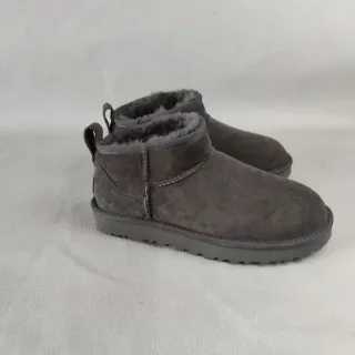 UGG Classic Mini कार्बन ग्रे स्नो बूट