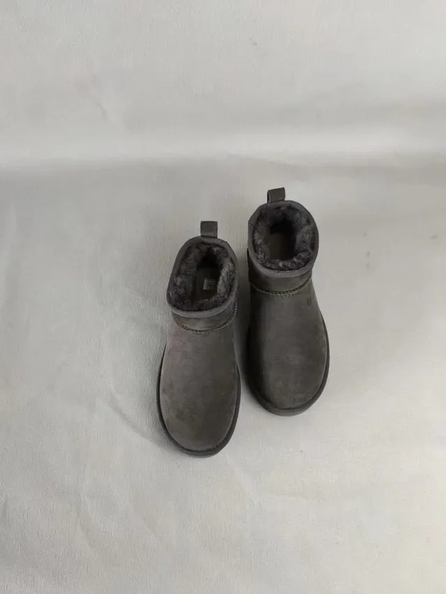 UGG Classic Mini Botas de Nieve Gris Carbón 3