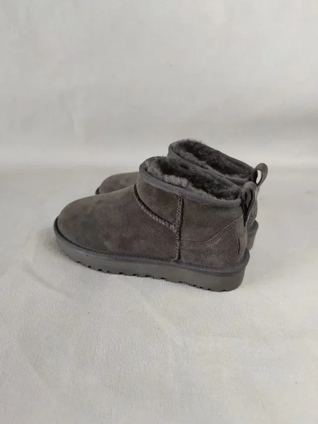 UGG Classic Mini Botas de Nieve Gris Carbón 4