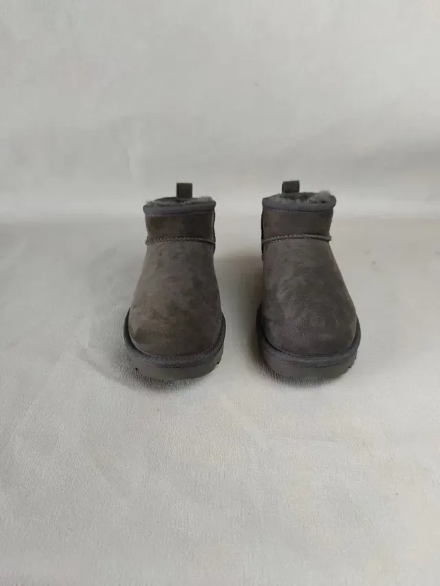 UGG Classic Mini Botas de Nieve Gris Carbón 8