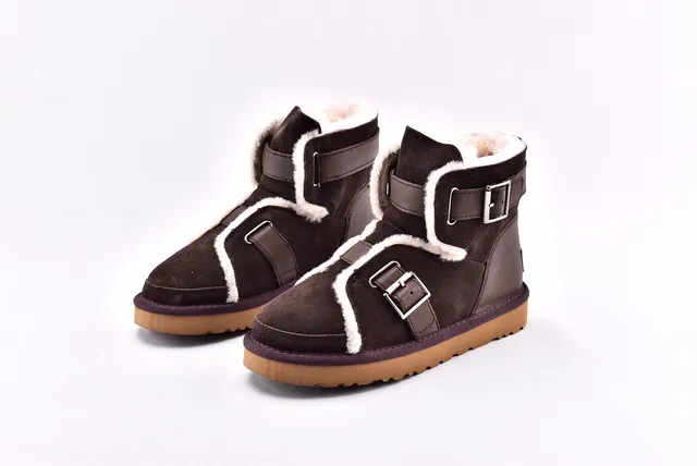 UGG क्लासिक मिनी शियरलिंग लाइन बकल स्ट्रैप स्नो बूट 2