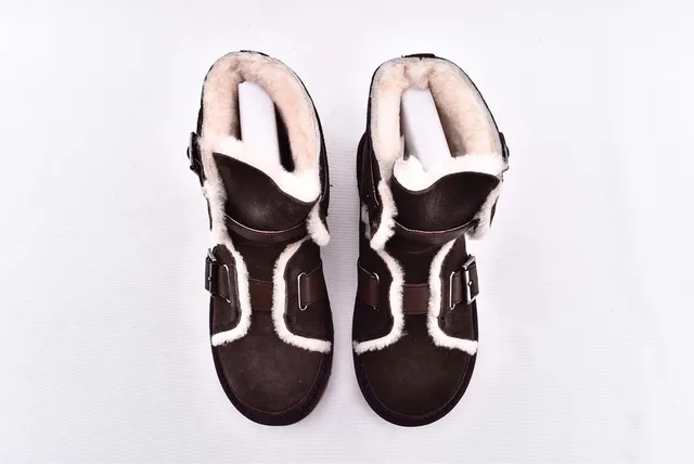 UGG क्लासिक मिनी शियरलिंग लाइन बकल स्ट्रैप स्नो बूट 3