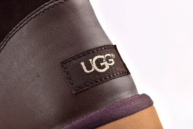 UGG क्लासिक मिनी शियरलिंग लाइन बकल स्ट्रैप स्नो बूट 5
