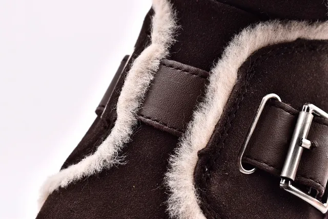 UGG क्लासिक मिनी शियरलिंग लाइन बकल स्ट्रैप स्नो बूट 6