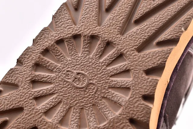 UGG क्लासिक मिनी शियरलिंग लाइन बकल स्ट्रैप स्नो बूट 7