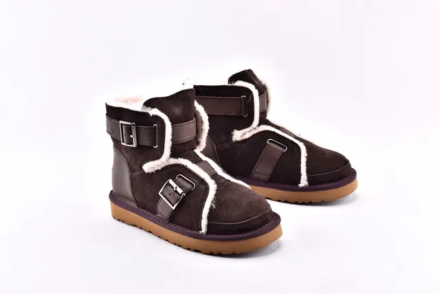 UGG क्लासिक मिनी शियरलिंग लाइन बकल स्ट्रैप स्नो बूट 9