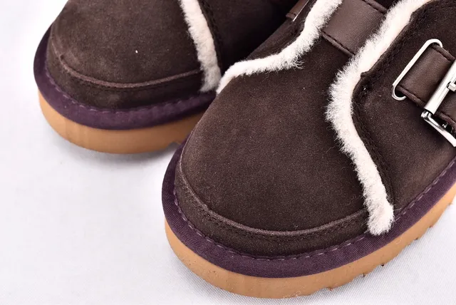 UGG क्लासिक मिनी शियरलिंग लाइन बकल स्ट्रैप स्नो बूट 10