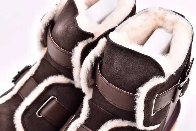UGG क्लासिक मिनी शियरलिंग लाइन बकल स्ट्रैप स्नो बूट 11