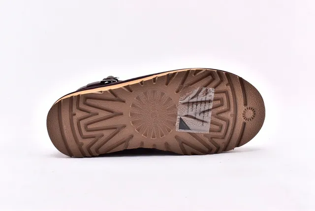 UGG क्लासिक मिनी शियरलिंग लाइन बकल स्ट्रैप स्नो बूट 13