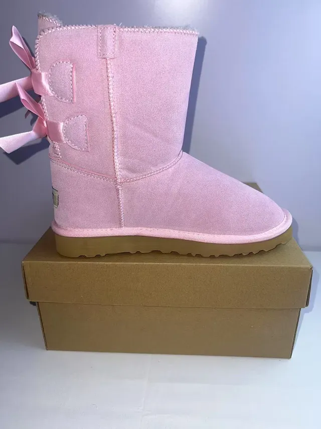 UGG Classic Botas de Nieve con Upper de Ante Rosa Marrón y Forro de Shearling 3