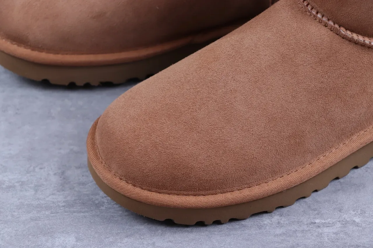UGG Classic Short Botas de Nieve de Ante Marrón Forradas con Shearling 4