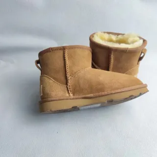 UGG Classic Short أحذية ثلج بني فاتح سويد مبطن بشيرلينج